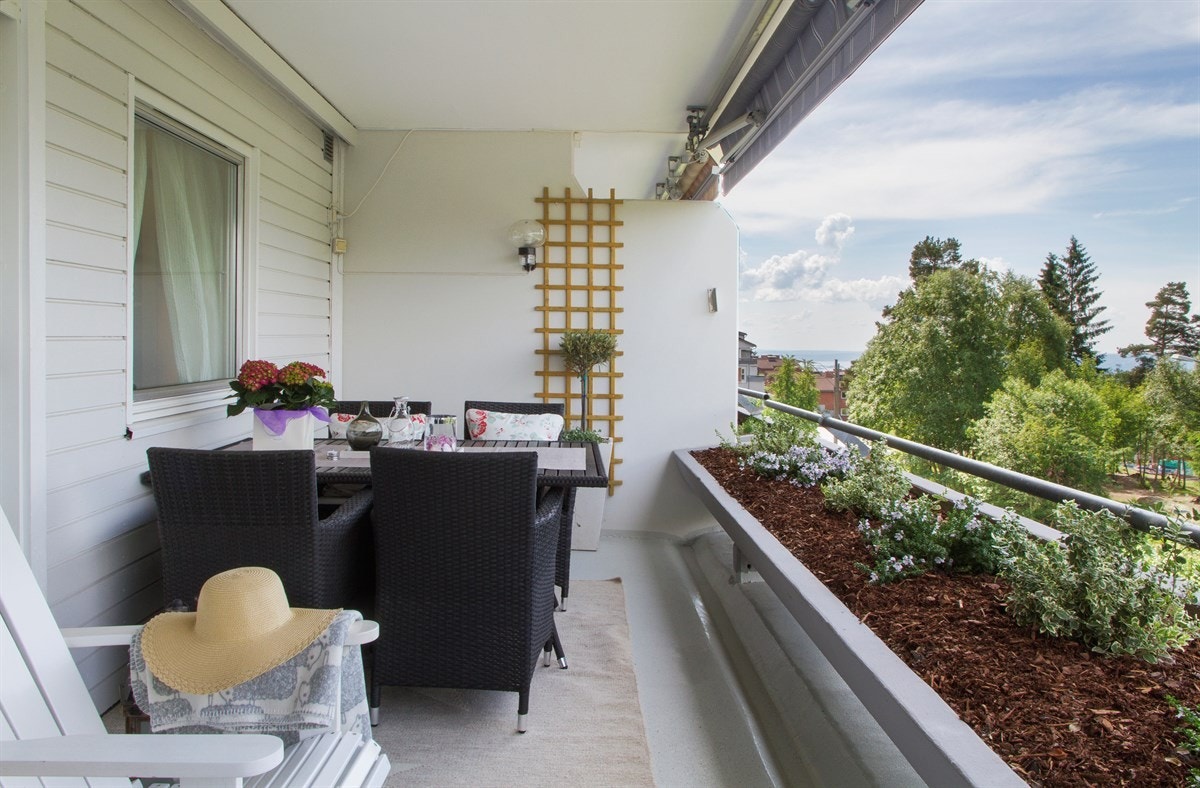 Stor, solrik, vestvendt terrasse Galleribilde