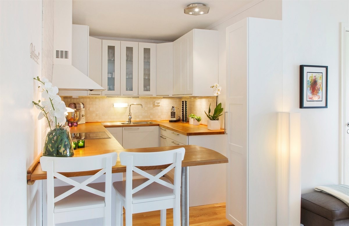 Lekker kjøkkeninnredning fra 2010 med integrerte hvitevarer Galleribilde