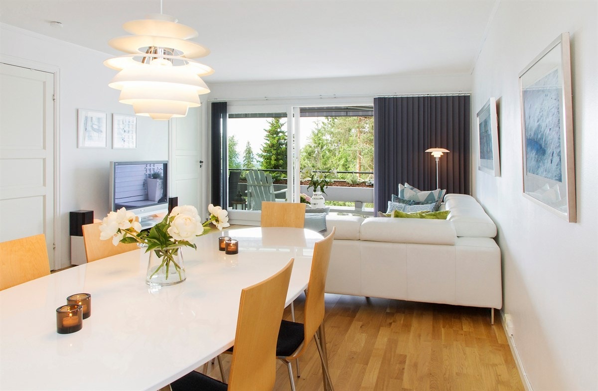 Stor og lys stue med skyvedør til terrasse Galleribilde