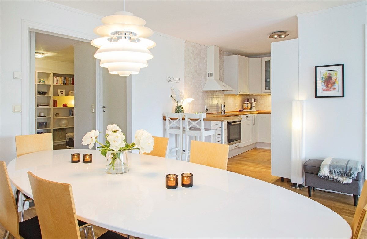 Spisestue praktisk plassert ved kjøkken Galleribilde