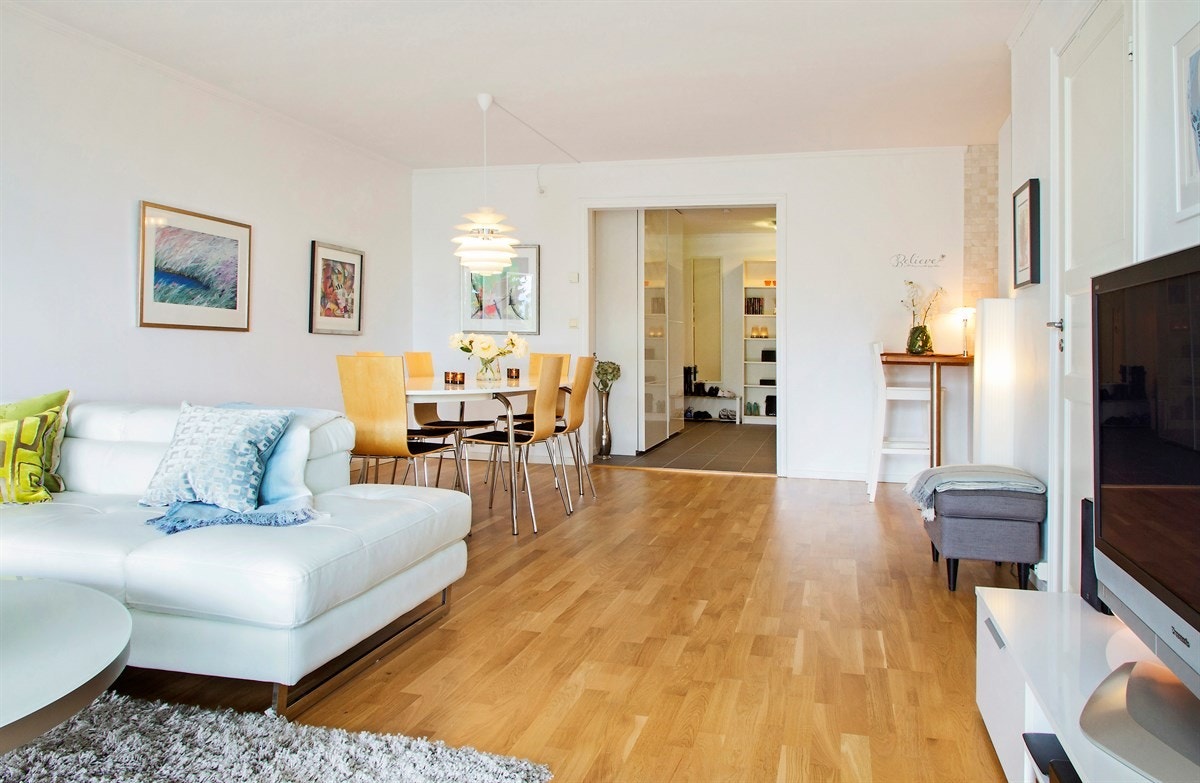 God plass til både spisebord og sofagruppe Galleribilde