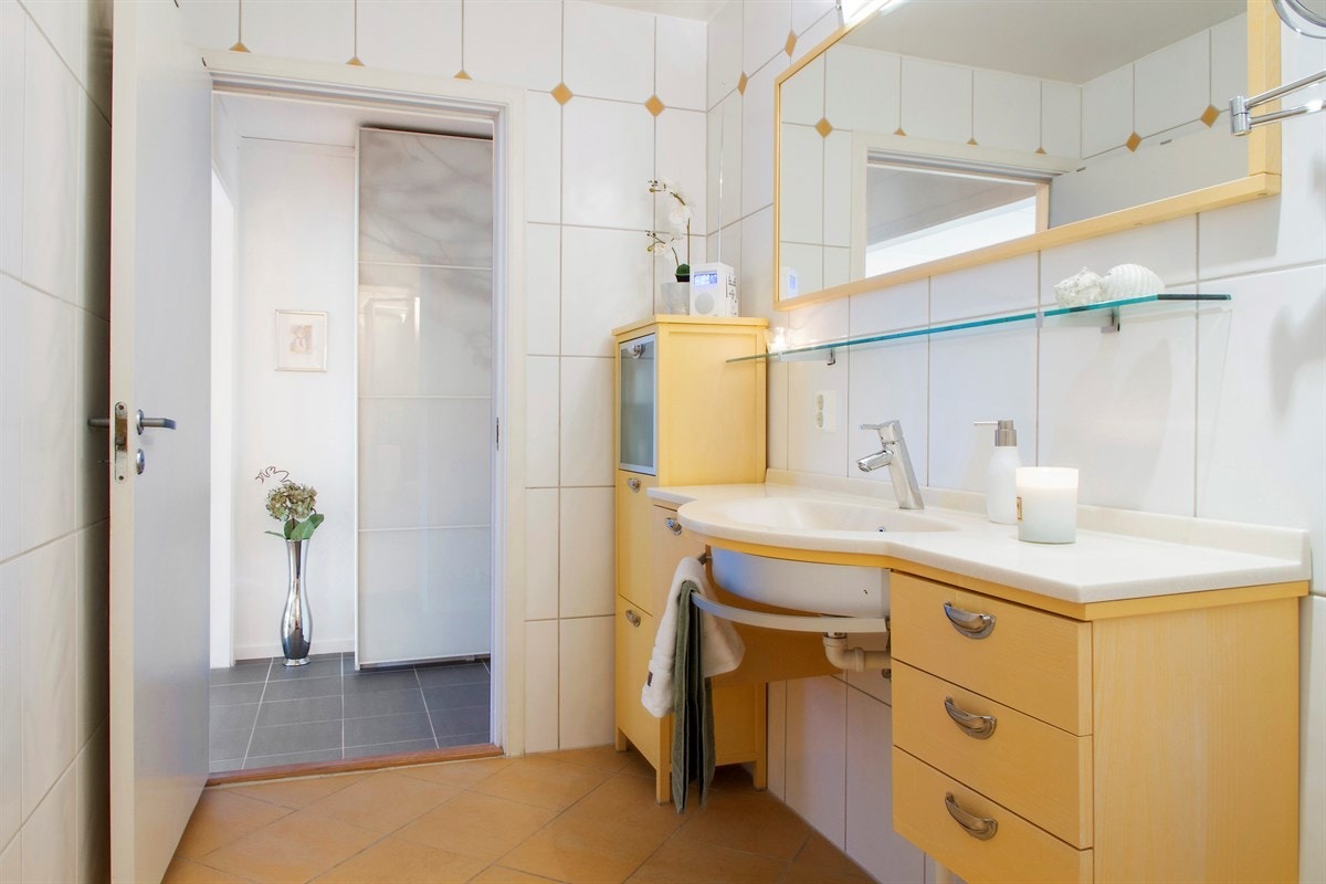 Stor baderom med plass til dusjkabinett og opplegg til vaskemaskin/tørketrommel Galleribilde