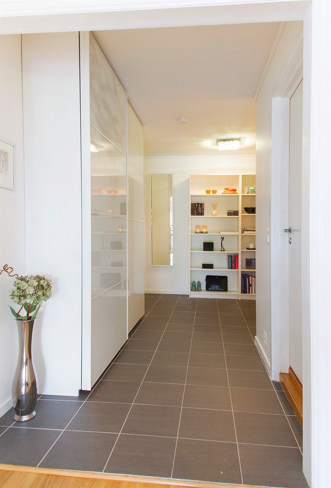 Hall med varmekabler og garderobeskap Galleribilde