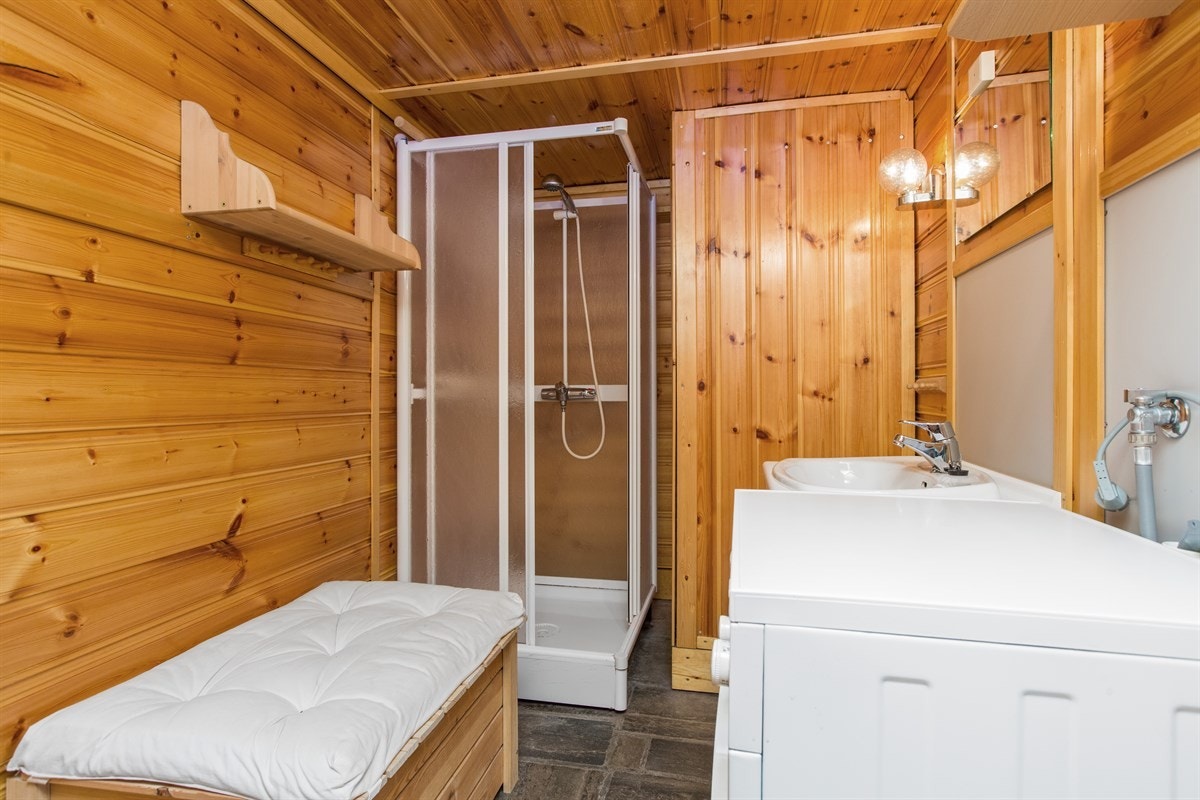 PROA Eiendomsmegling - Bildet viser etasjens baderoms løsning med bla. opplegg for vaskemaskin. Galleribilde