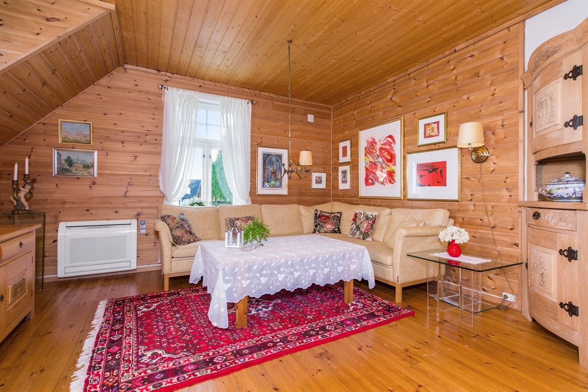 PROA Eiendomsmegling - På gulvflaten er det benyttet massivt tregulv i furu. Forøvrig er det benyttet kvalitetspanel på vegger og i tak. Det er etablert varmepumpe. Galleribilde