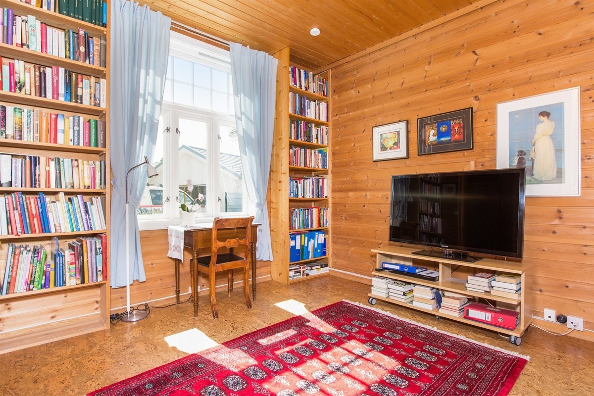 PROA Eiendomsmegling - Det er etablert en egen stue i etasjen som ligger plassert ved etasjens tre soverom, bad og hall. Rommet utgjør 14,5 kvm. Galleribilde