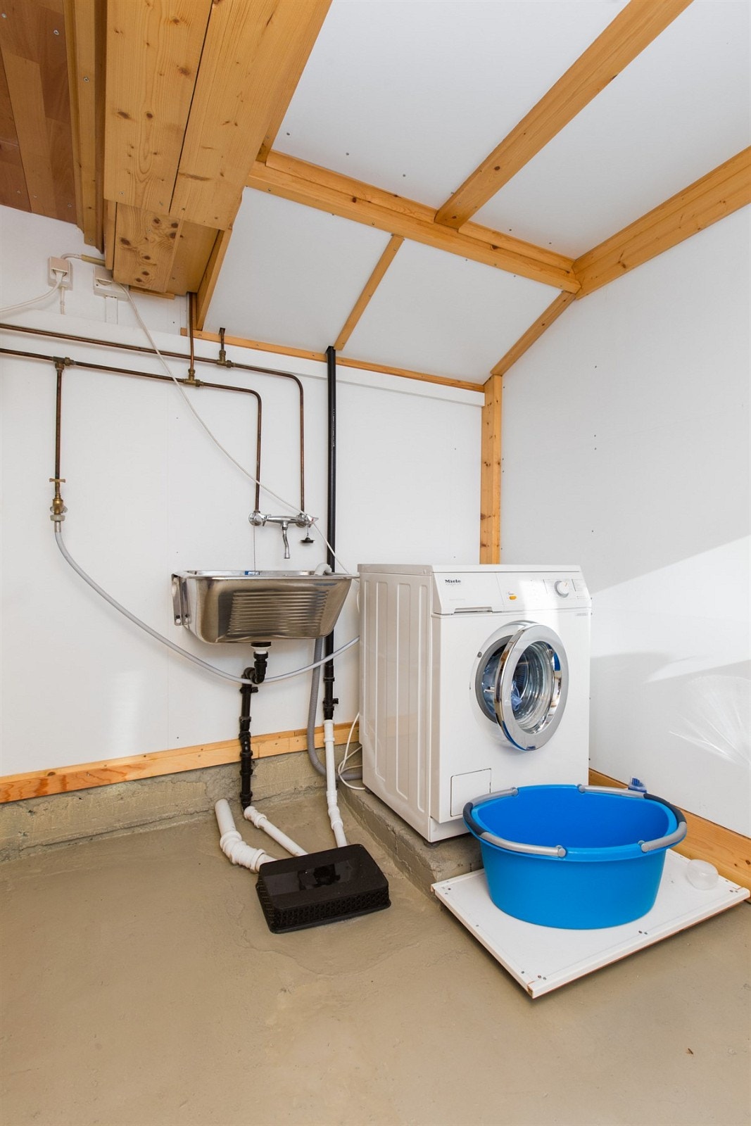 PROA Eiendomsmegling - Det er mulig og lukke av mellom leilighetsdelen og resterende rom som benyttes av hoved boligen. Det etablert en adkomst løsning via trapp opp/ned til kjelleren (se planskisse). Øvrige rom i kjelleren er vaskerom, gang samt boder. Galleribilde