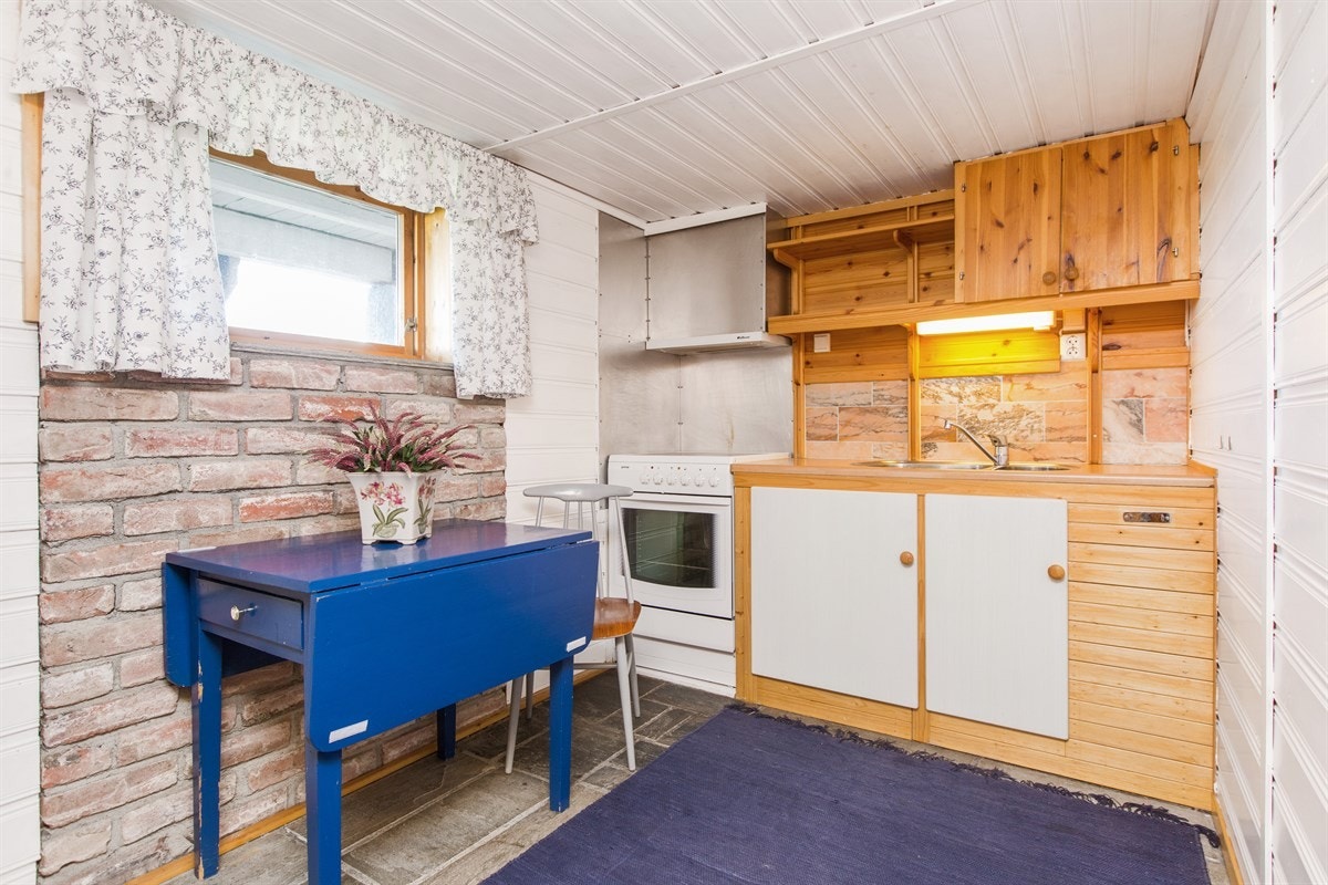 PROA Eiendomsmegling - Bildet viser etasjens kjøkken. Hvitevarer medfølger i handelen. Galleribilde