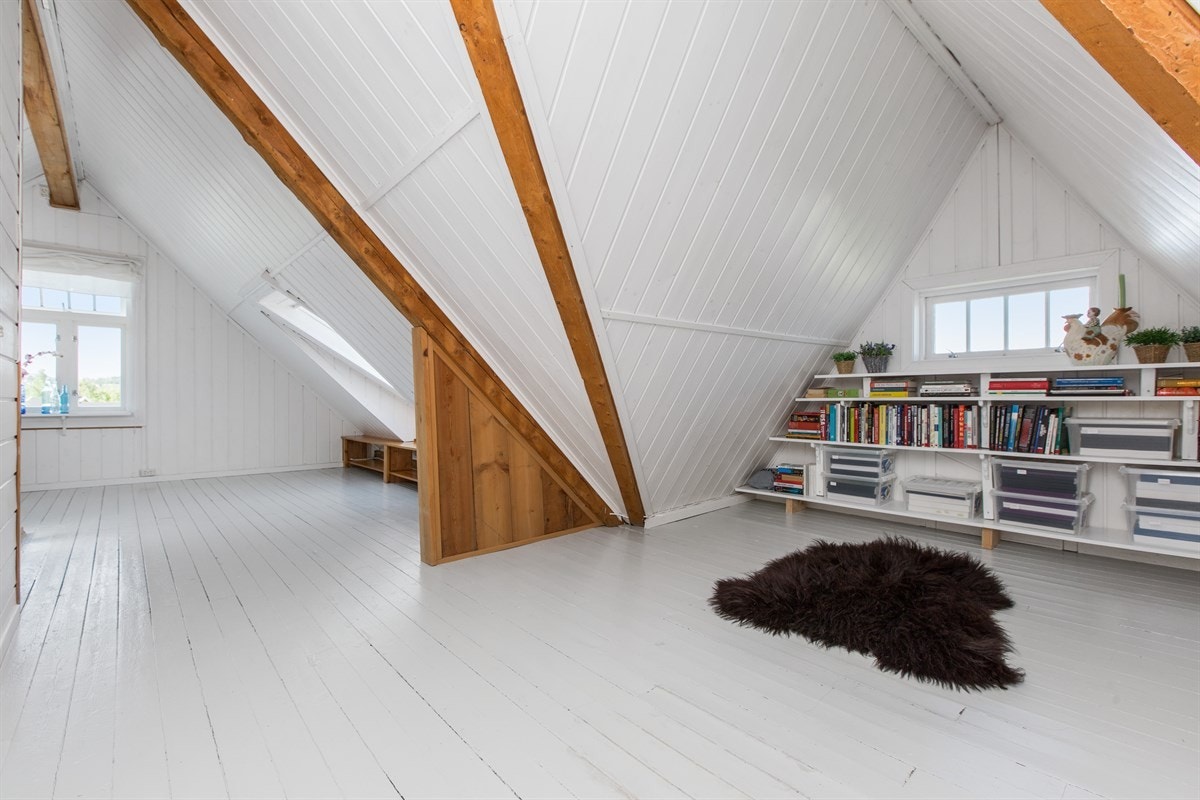 PROA Eiendomsmegling - Loftsetasjen er innredet med to stuer/bruksrom samt flere boder for lagring. Galleribilde