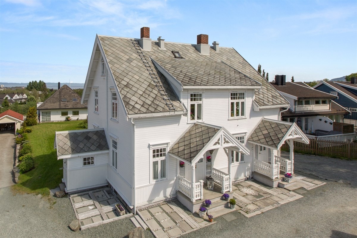 PROA Eiendomsmegling - Den ærverdige villaen bærer preg av møysommelig vedlikehold der tilfeldighetene ikke har fått noen spillerom. Galleribilde