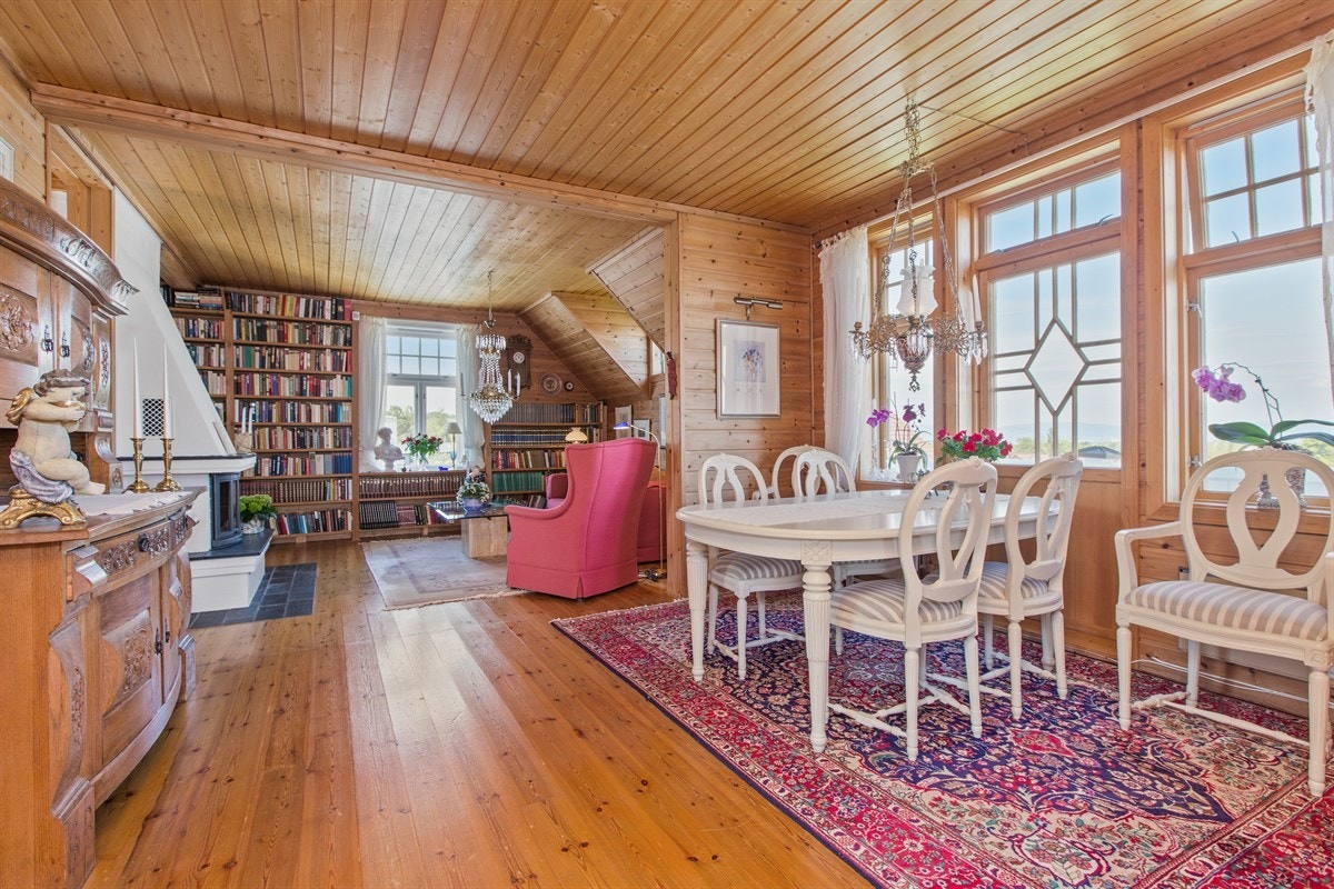 PROA Eiendomsmegling - Det er adkomst fra stuen til balkongen i etasjen. Galleribilde