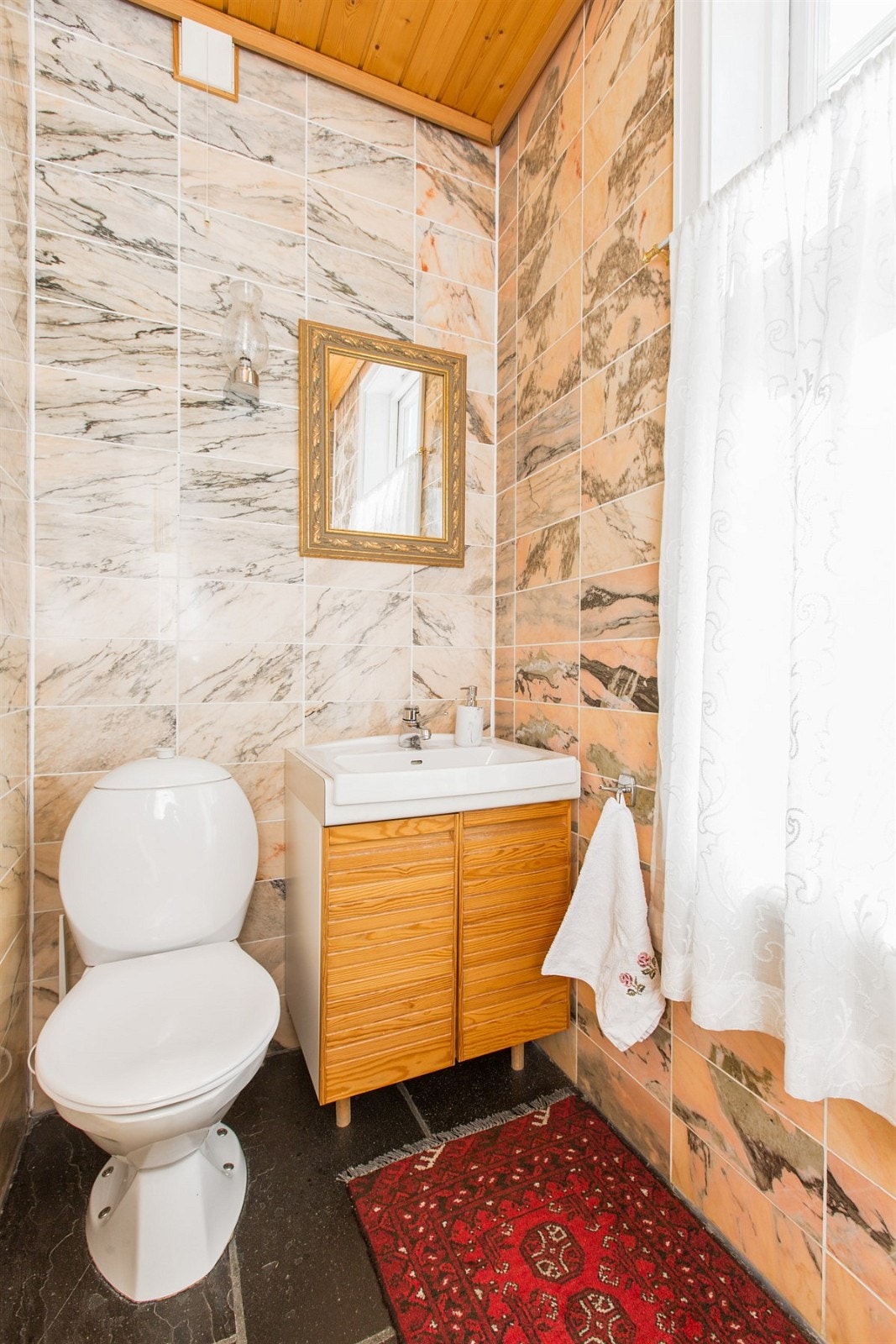 PROA Eiendomsmegling - Hoved toalettet finner man vis a vis hall. Rommet ble sist bygget i samme tid som badet og innehar mye av de samme kvaliteter som skifer på gulv og fliser i marmor på vegger. Galleribilde