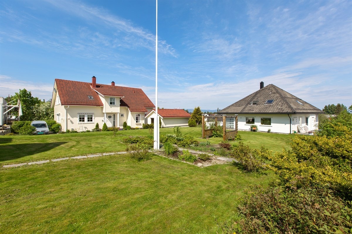 PROA Eiendomsmegling - Eiendommen nyter ett stort hageareal som er flott beplantet, steinbelagt og med flotte prydbusker, bær planter, m.m. Galleribilde