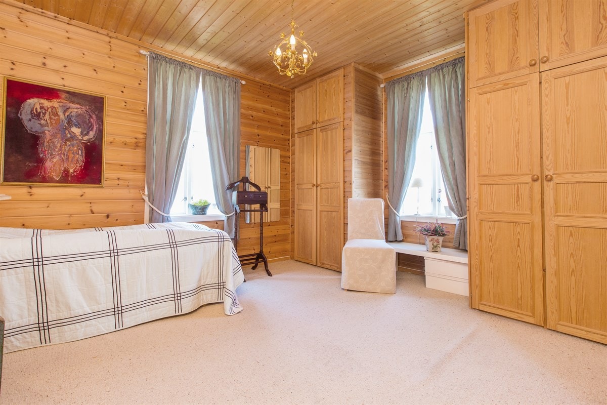 PROA Eiendomsmegling - Som nevnt er det tre soverom i etasjen disse er naturlig nok av gode størrelser og utgjør henholdsvis: 16,5, 14 og 10,5 kvm. Bildet er tatt fra det største rommet. Galleribilde