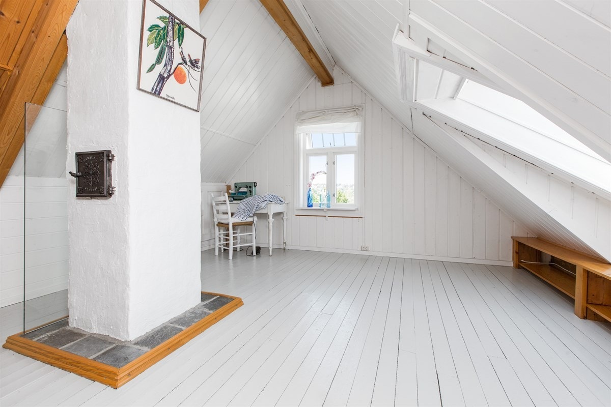 PROA Eiendomsmegling - Hoved stuen utgjør 16 kvm. Den andre utgjør ca. 6 kvm. Det er en helt fantastisk utsikt fra karnappvinduet fra hoved stuen. Begge rom er malt lyse som gir en meget positiv effekt på romopplevelsen. Galleribilde