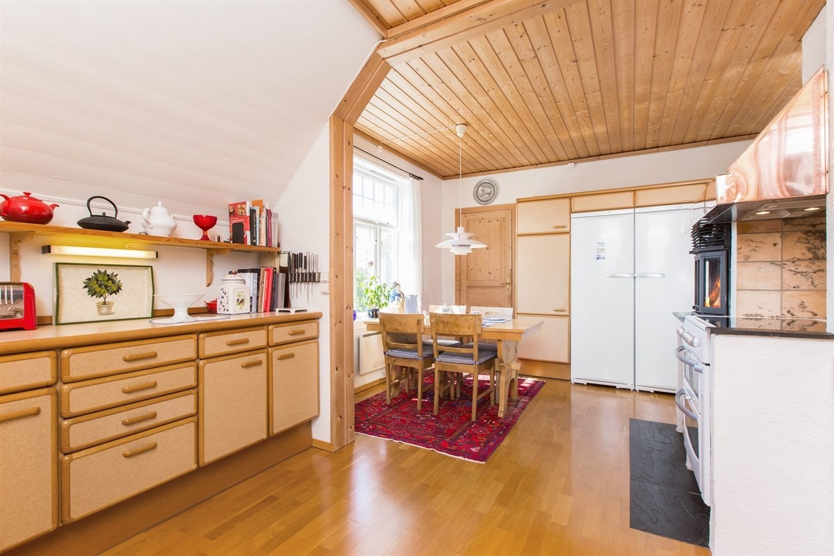 PROA Eiendomsmegling - Alt av hvitevarer medfølger i handelen som blant annet: Kjøleskap og fryser, begge i høy skap format. I tillegg stekeovn og oppvaskmaskin. Det er videre etablert ildsted ved stekeovnen. Galleribilde