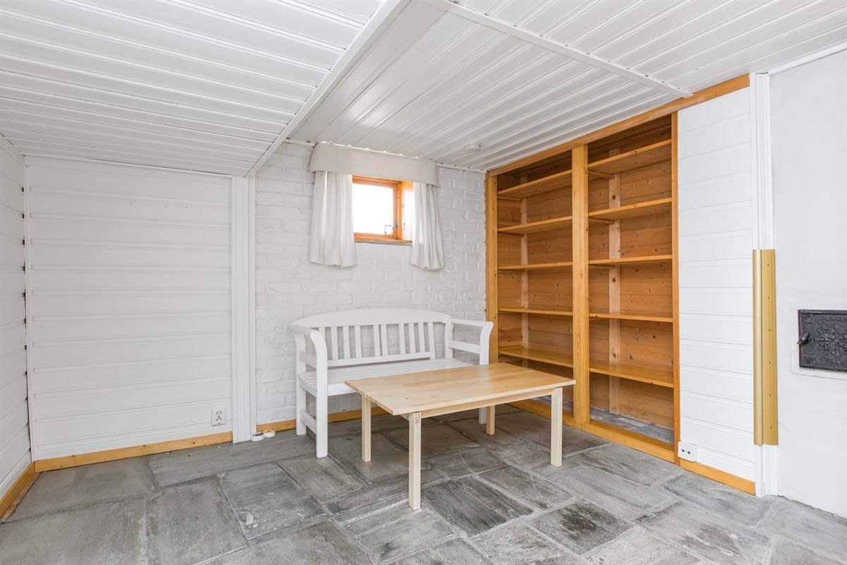 PROA Eiendomsmegling - Alle gulv i leilighetsdelen har steinbelagte gulv med varmekabler som er sonestyrt via termostater. Som planskissen viser så består denne av: To stk. innredet rom, gangareal, bad, kjøkken og toalett. Galleribilde