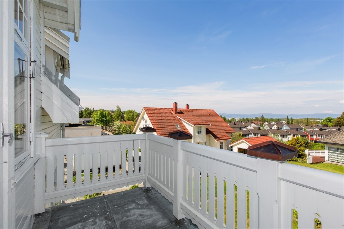 PROA Eiendomsmegling - Fra balkongen nyter man flotte utsiktsforhold, balkongen ligger skjermet til. Man får en umiddelbar oversikt over hagen/tomten og omgivelsene rundt. Galleribilde