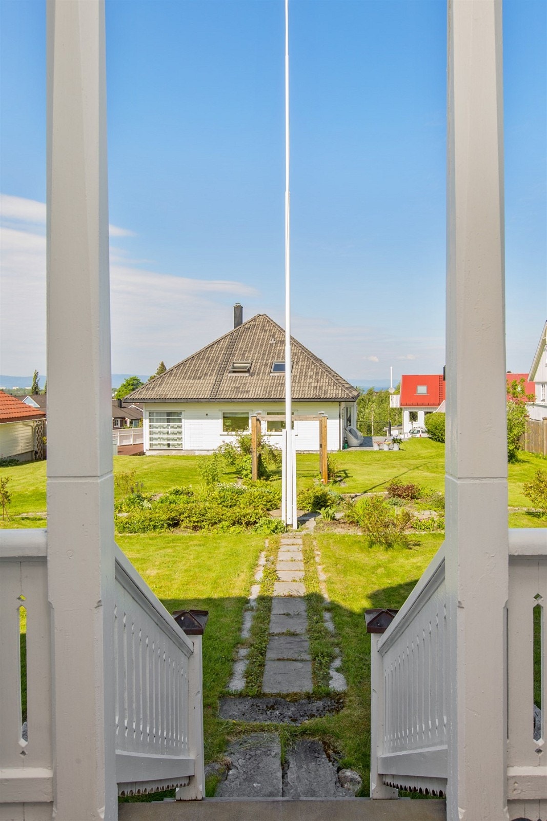 PROA Eiendomsmegling - På tur ut til hagen kommer igjen den ekstra gode følelsen av kvalitet og ærverdighet. Galleribilde