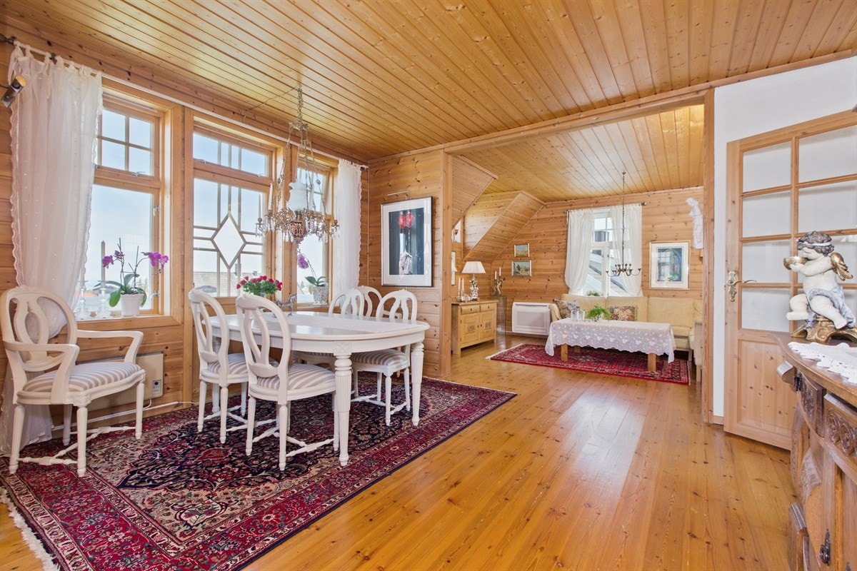 PROA Eiendomsmegling - Dagens eier har innredet disse massive arealene med tre stuer og spisestue. Galleribilde