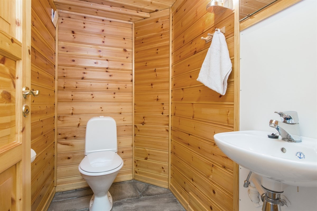 PROA Eiendomsmegling - Toalett rom med wc og håndvask. Galleribilde