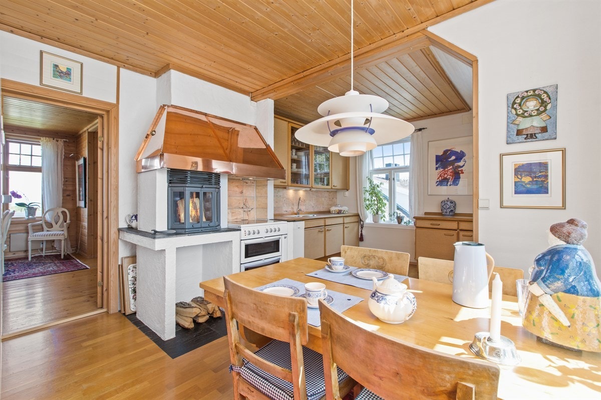 PROA Eiendomsmegling - Kjøkkenet er meget romslig og utgjør ca. 20 kvm. Innredningen ble i sin tid levert av den tyske kvalitetsleverandøren Poggenpohl. En meget romslig innredning med masse plass og praktiske løsninger. Spesiallaget ovns hette i kobber. Galleribilde