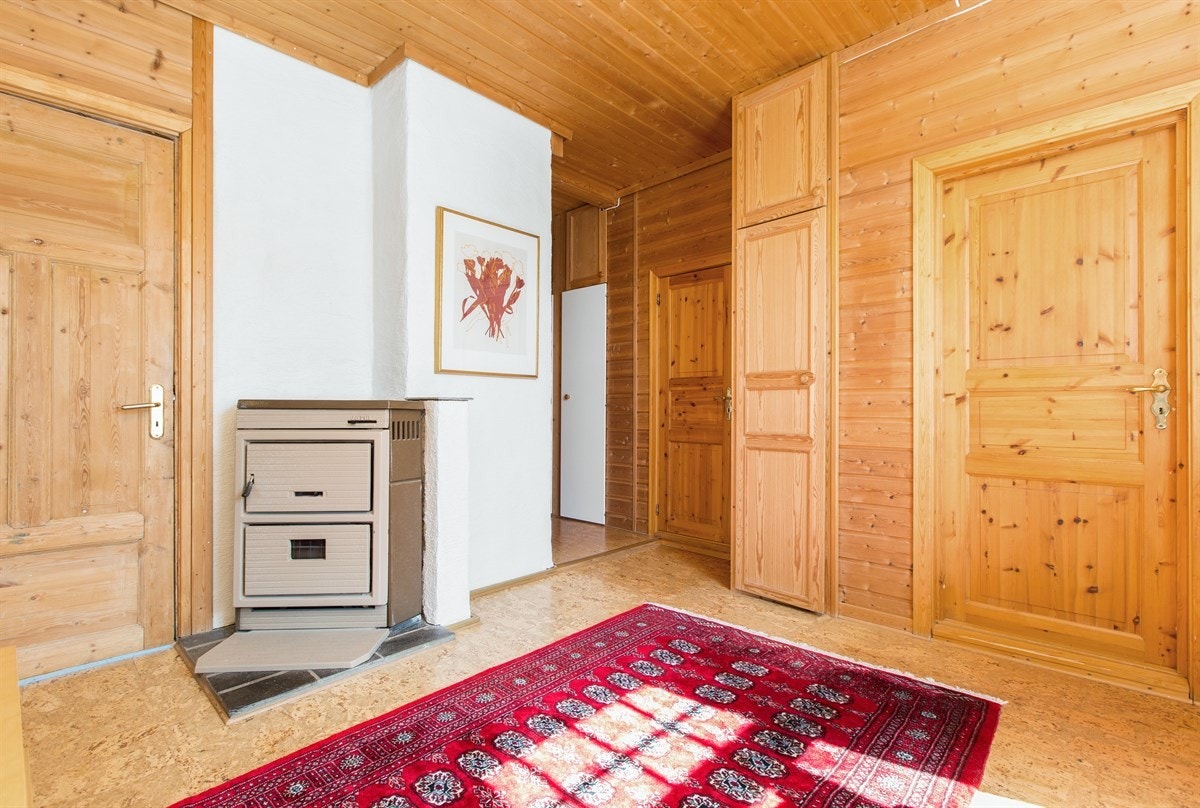 PROA Eiendomsmegling - Som ett tredje oppvarmingsalternativ så finnes det en oljekamin montert i stuen. Denne er holdt vedlike ved service og det er egen parafintank i en av kjellerbod rommene. Galleribilde