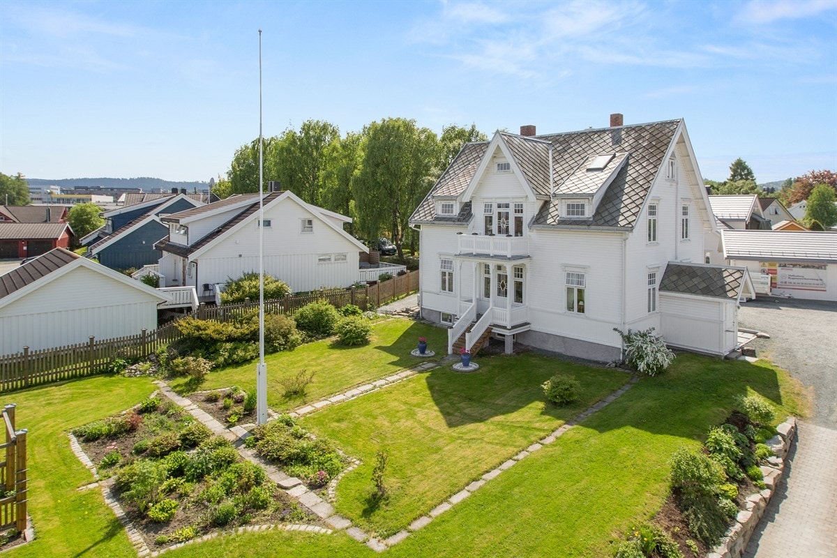 PROA Eiendomsmegling - Boligen nyter en helt fantastisk opparbeidet hage, perfekt for den hageglade og for fri lek til hele familien Galleribilde