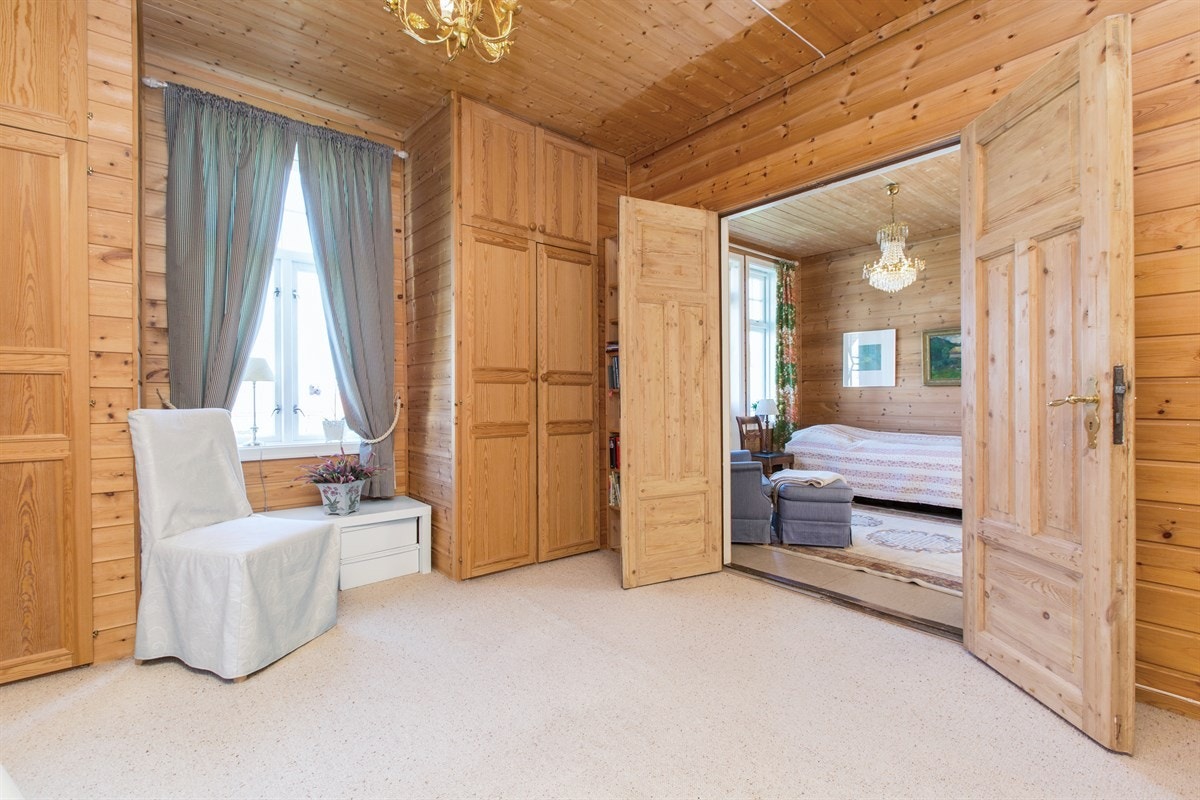 PROA Eiendomsmegling - Det er godt med garderobeskap i flere av rommene dette rommet har bla.a. to stk. doble garderobeskap. Galleribilde