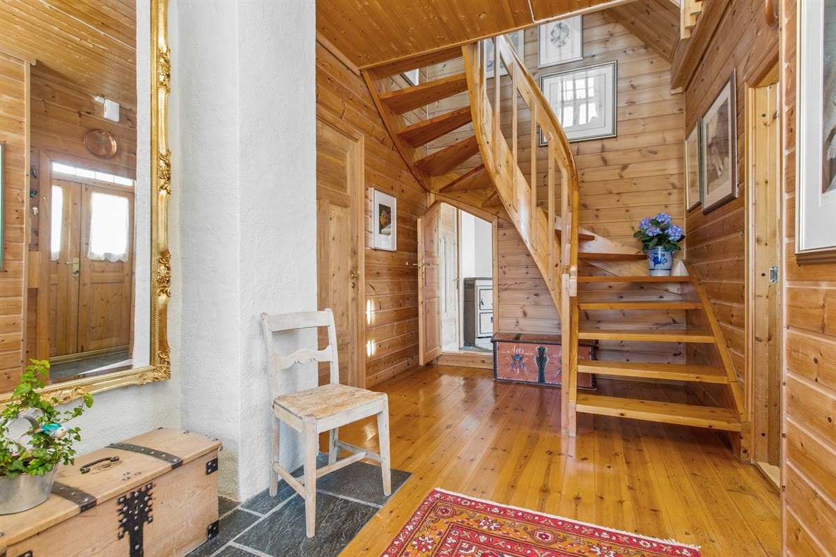 PROA Eiendomsmegling - Vi kommer ned til etasjens hall. Ett romslig rom naturlig plassert for å utfylle sitt formål som et bindeledd mot de øvrige rommene. Galleribilde