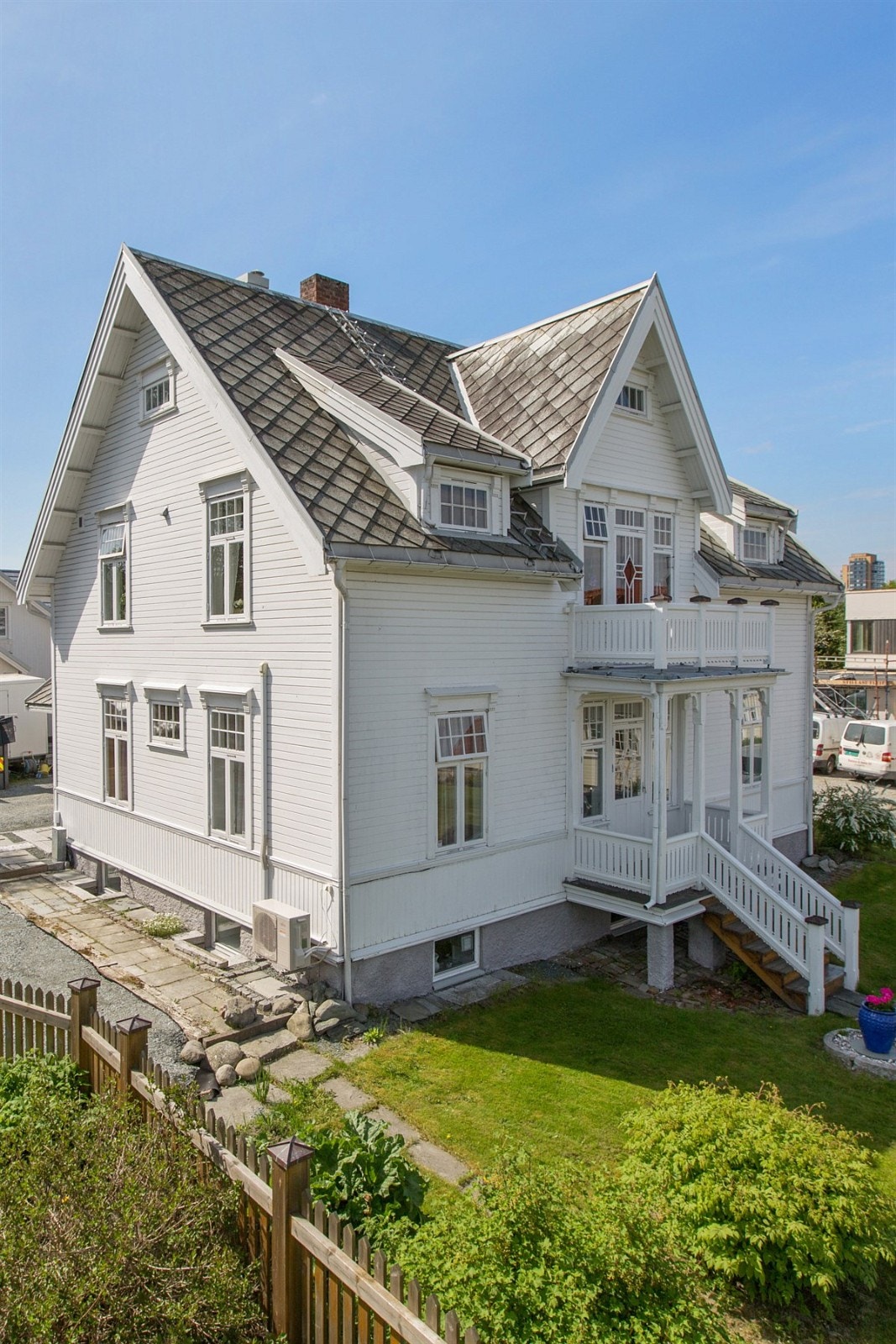 PROA Eiendomsmegling - Det er adkomst til hagen fra en flott balkong i første etasje. Nydelig utsikt fra balkongen i andre etasje. Galleribilde