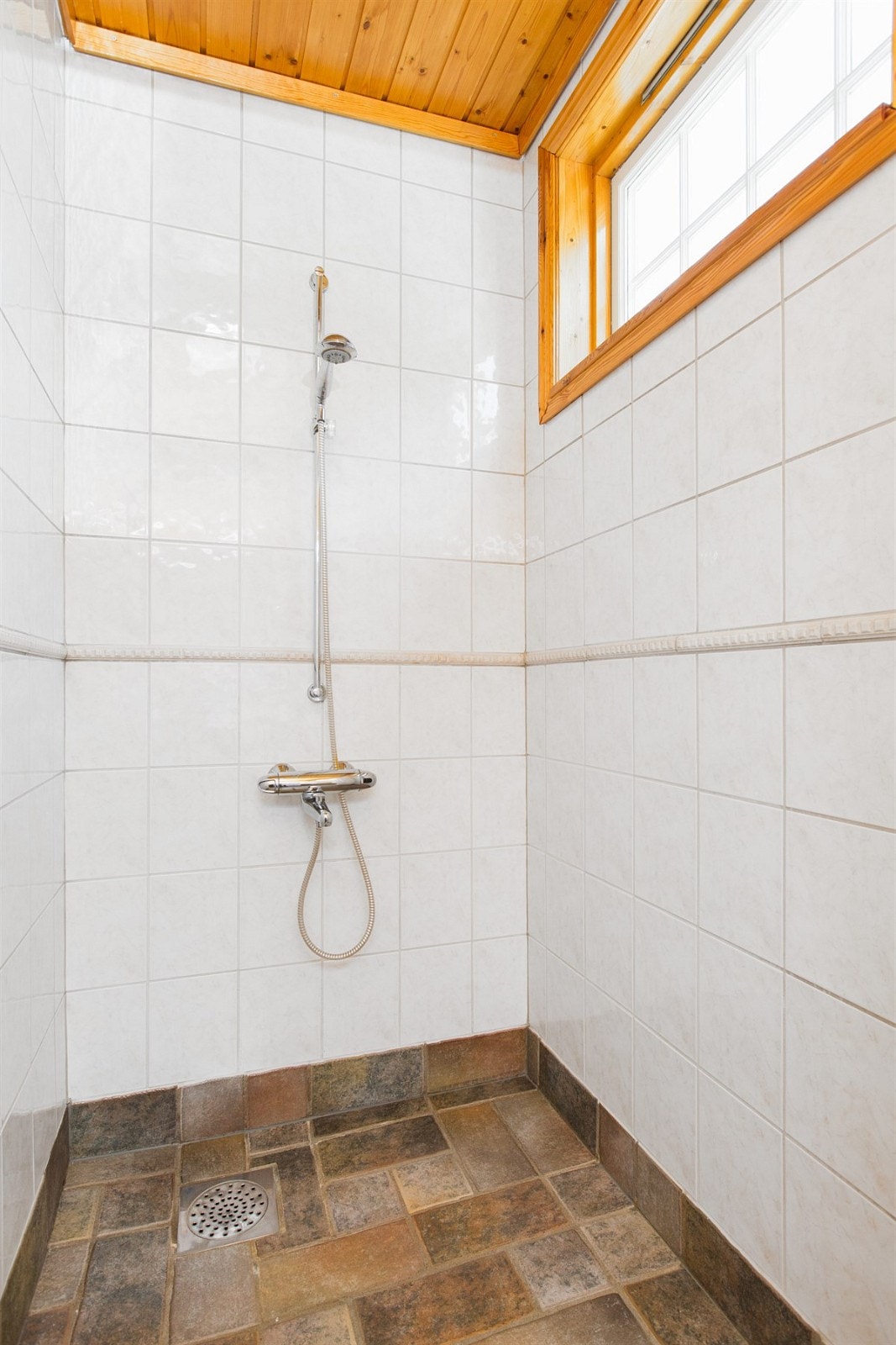 PROA Eiendomsmegling - Det er etablert en dusjnisje på badet. Veggene i selve nisjen er belagt med vanlige keramiske fliser. Galleribilde