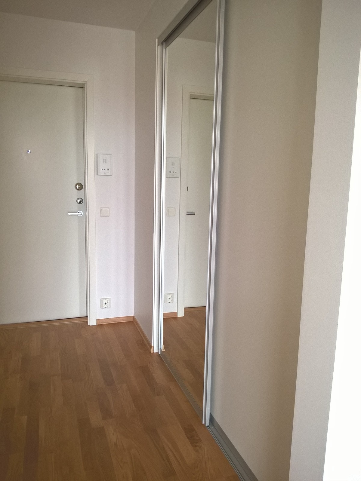 Skyvedørsgarderobe med speildør i entre Galleribilde