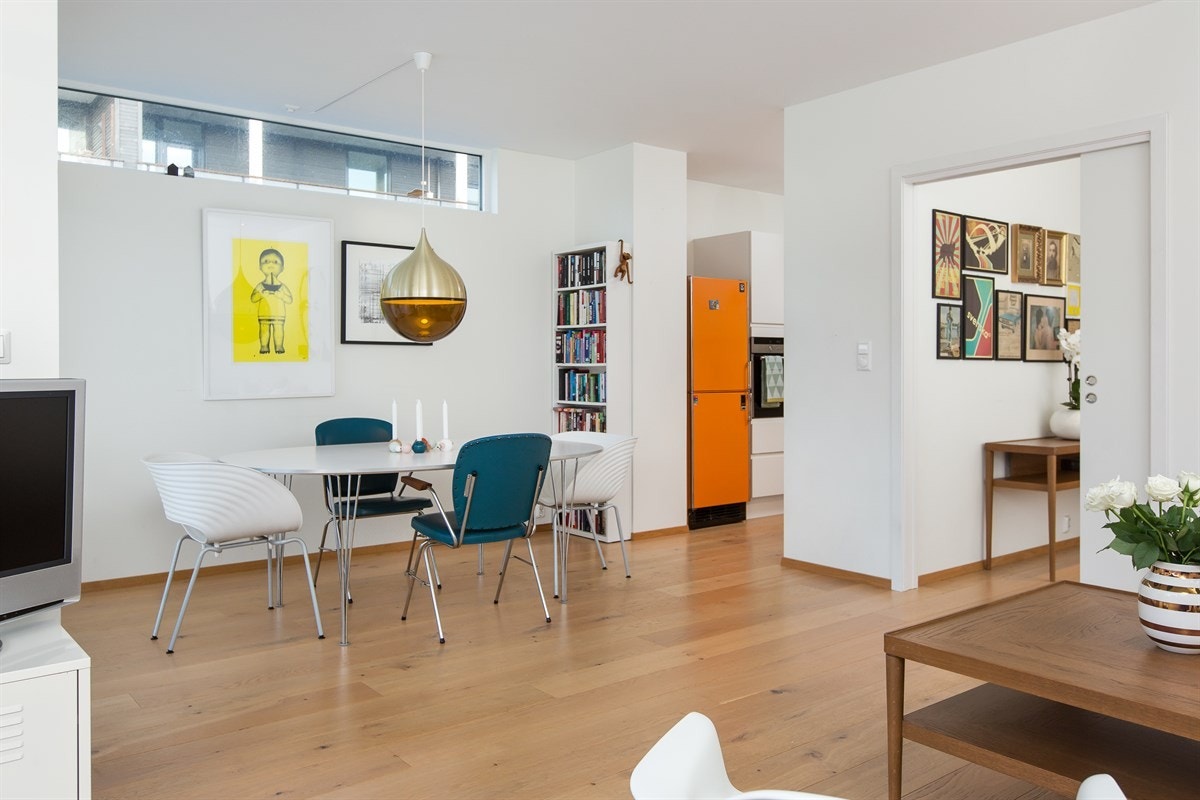 Stor stue med plass til spisegruppe og sofagruppe Galleribilde