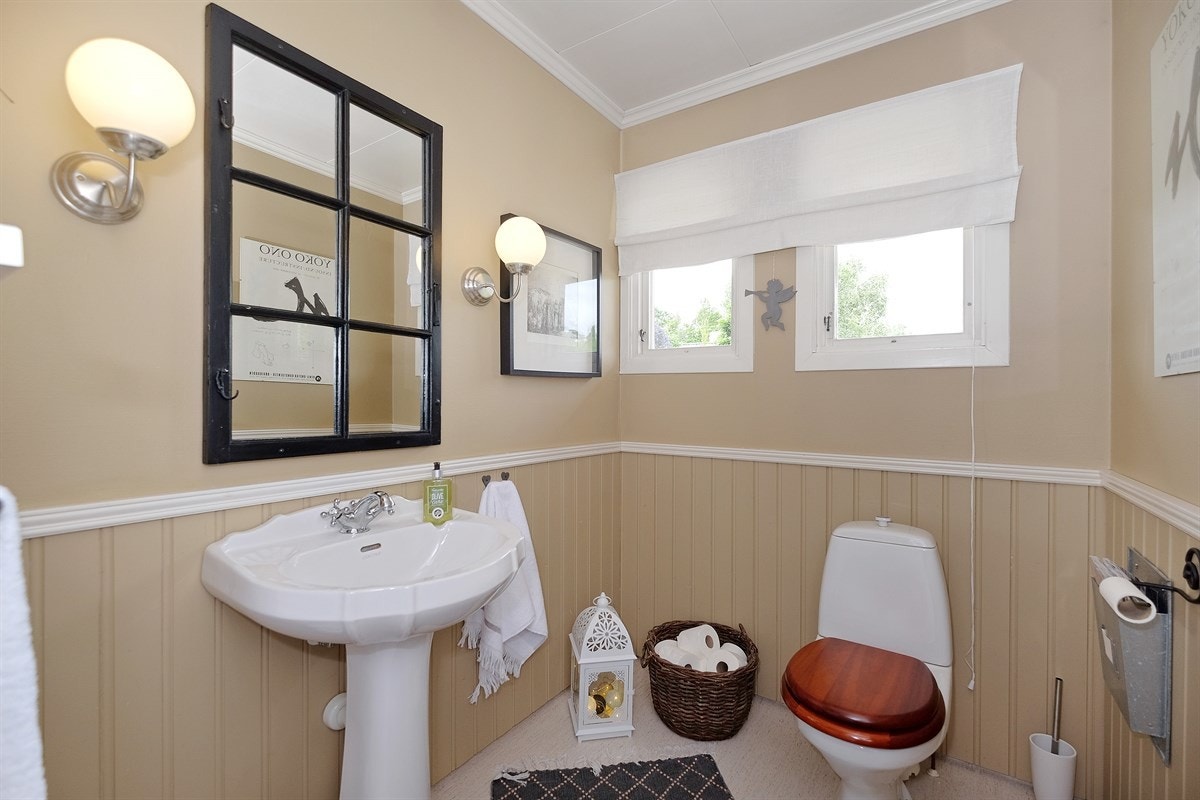 Badet i hovedetasjen er ombygd til toalettrom med wc og servant Galleribilde