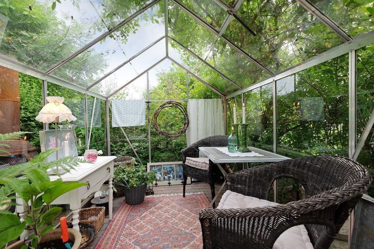 Drivhuset medfølger handelen og er i dag innredet med utemøbler Galleribilde