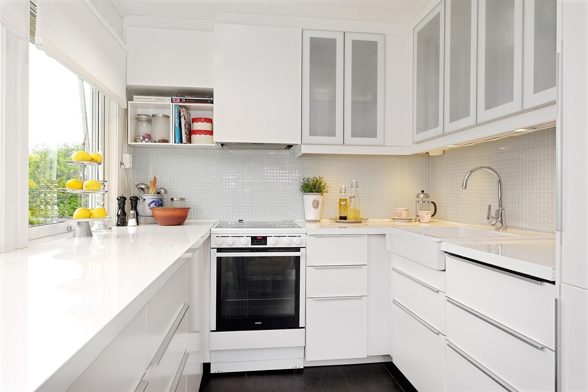 Pen Ikea innredning med høyglans fronter og takhøye skap Galleribilde