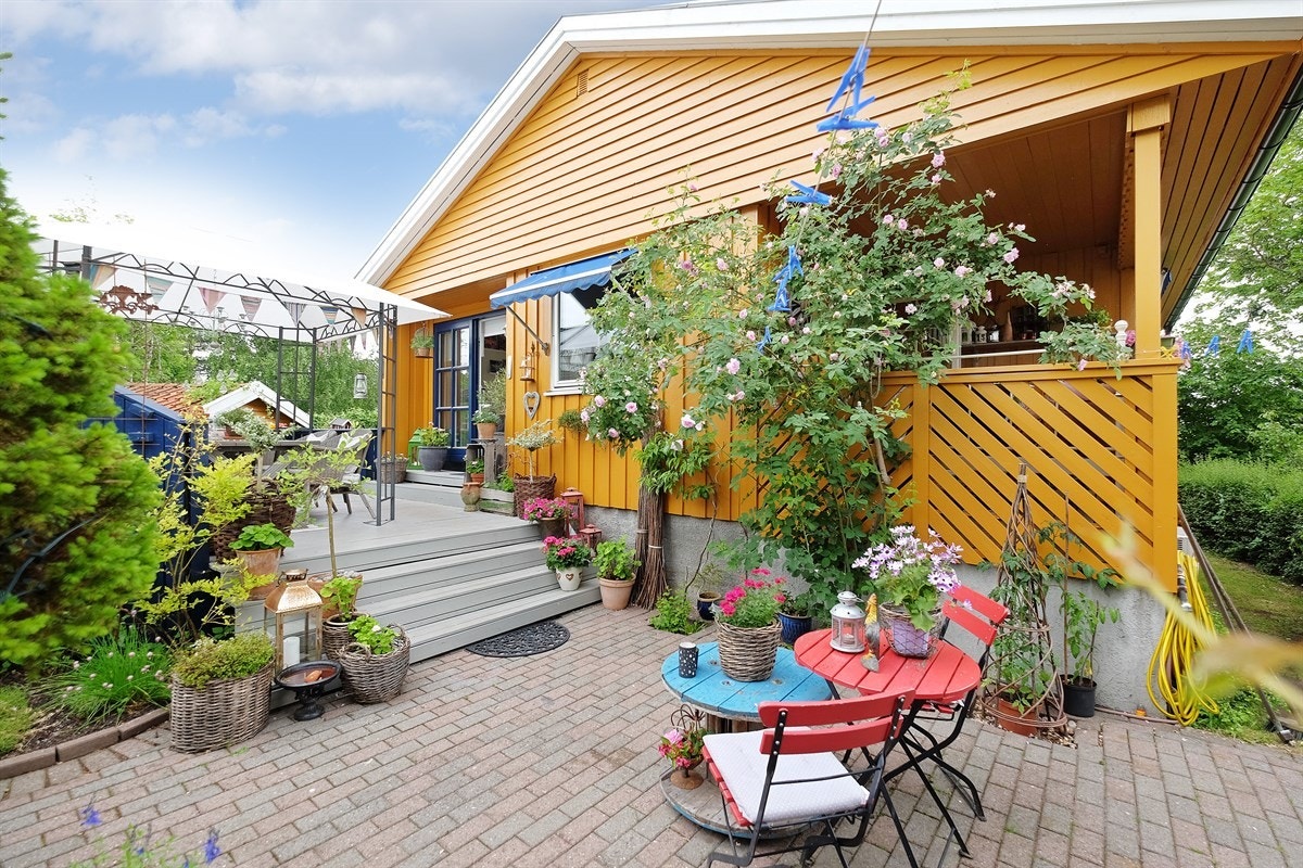 Hyggelig og skjermet steinlagt uteplass Galleribilde