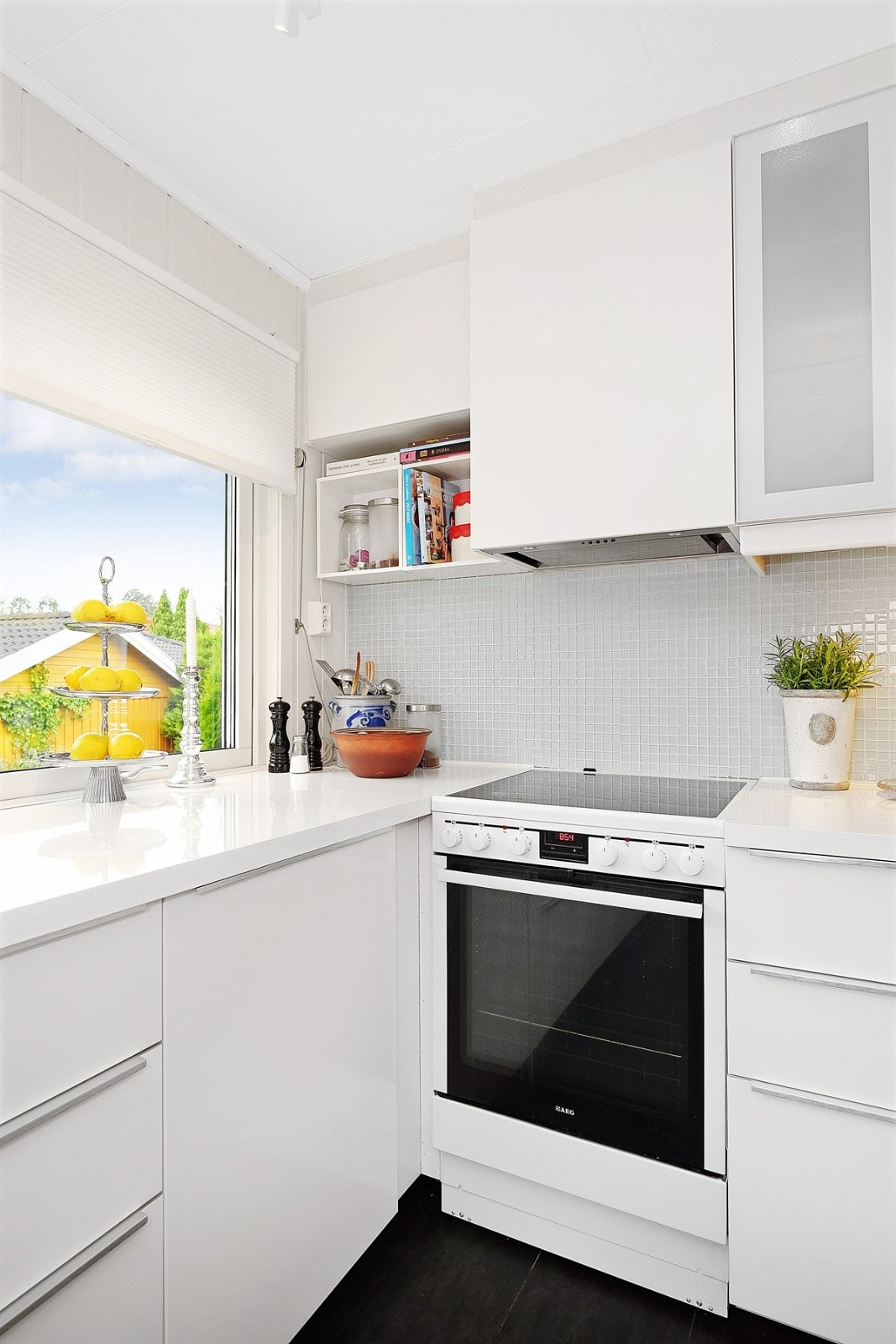 Det er integrert oppvaskmaskin og kjøl-/fryseskap Galleribilde