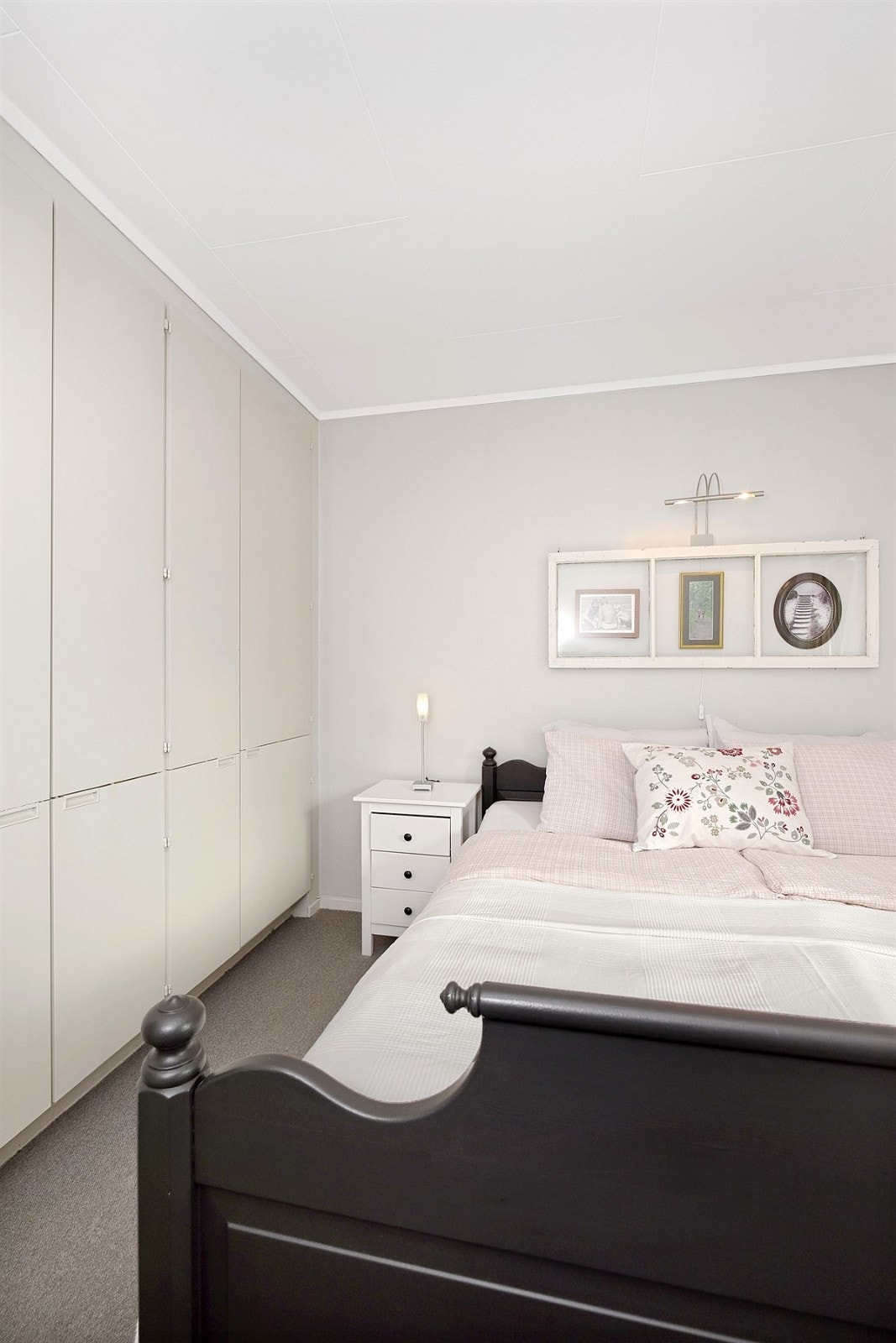 Garderobeskap med mye plass på hovedsoverommet Galleribilde