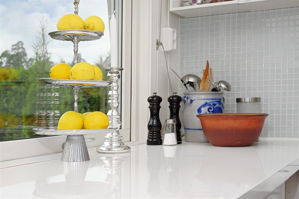 Koselig med vindu på kjøkkenet når man skal tilberede måltider eller bake Galleribilde