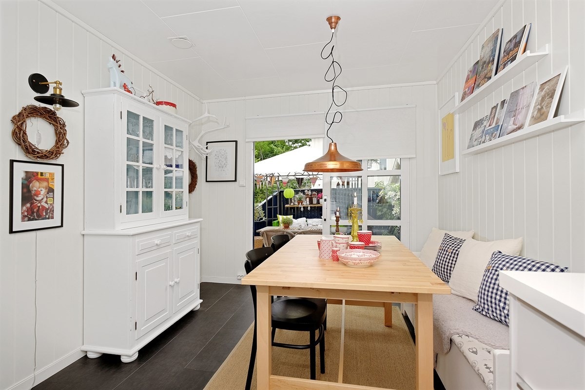 Kjøkkenet ble pusset opp i fjor og det er lagt vinylflis på gulvet, lysmalte mdf plater på veggene og lysmalt tak Galleribilde