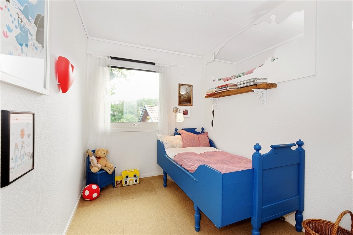 Barnesoverom med garderobeskap Galleribilde