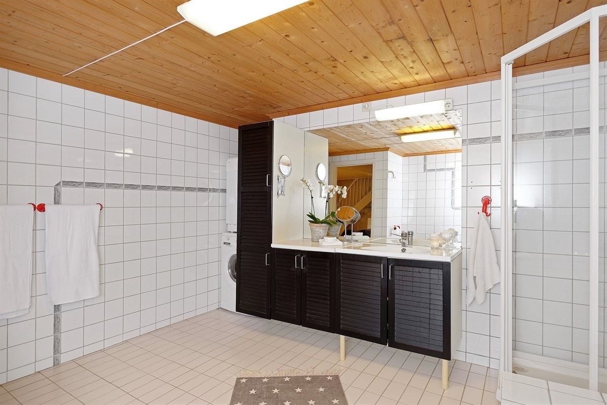 Stort flislagt bad i kjelleren Galleribilde