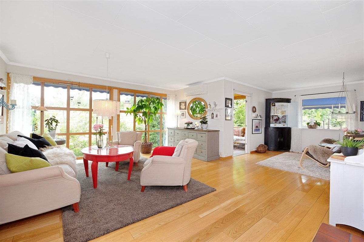 Det er plass til flere møblement i stuen Galleribilde