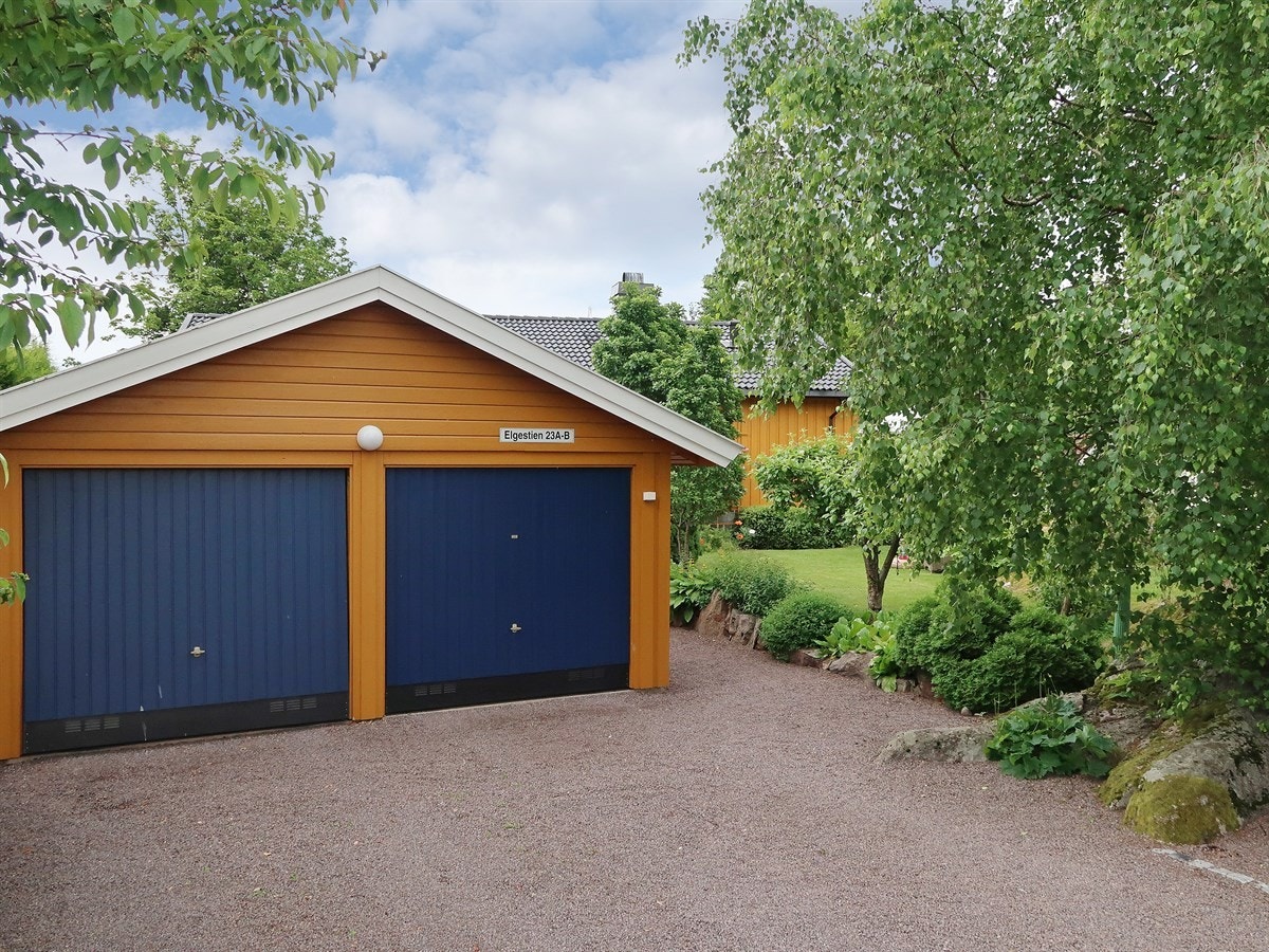 Tinglyst rett til å benytte halve garasjen Galleribilde