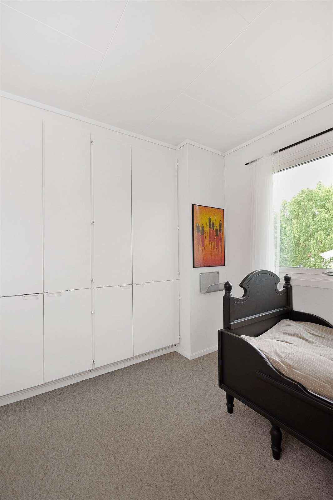 Garderobeskap med god plass Galleribilde