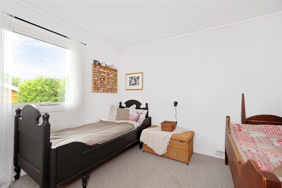 God plass på soverommet til dobbeltseng eller seng og pult Galleribilde