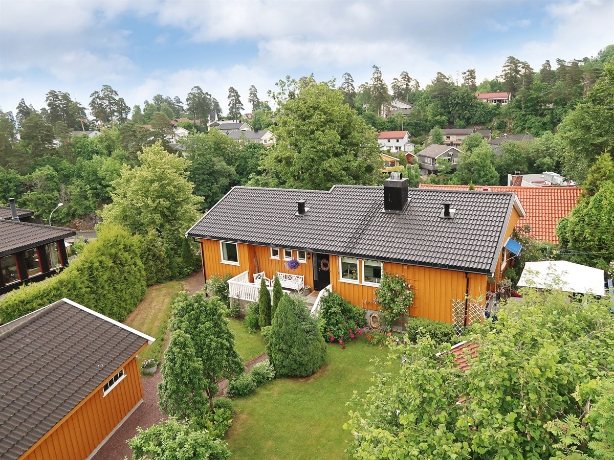 Innholdsrik og godt vedlikeholdt enebolig med pent opparbeidet eiendom Galleribilde