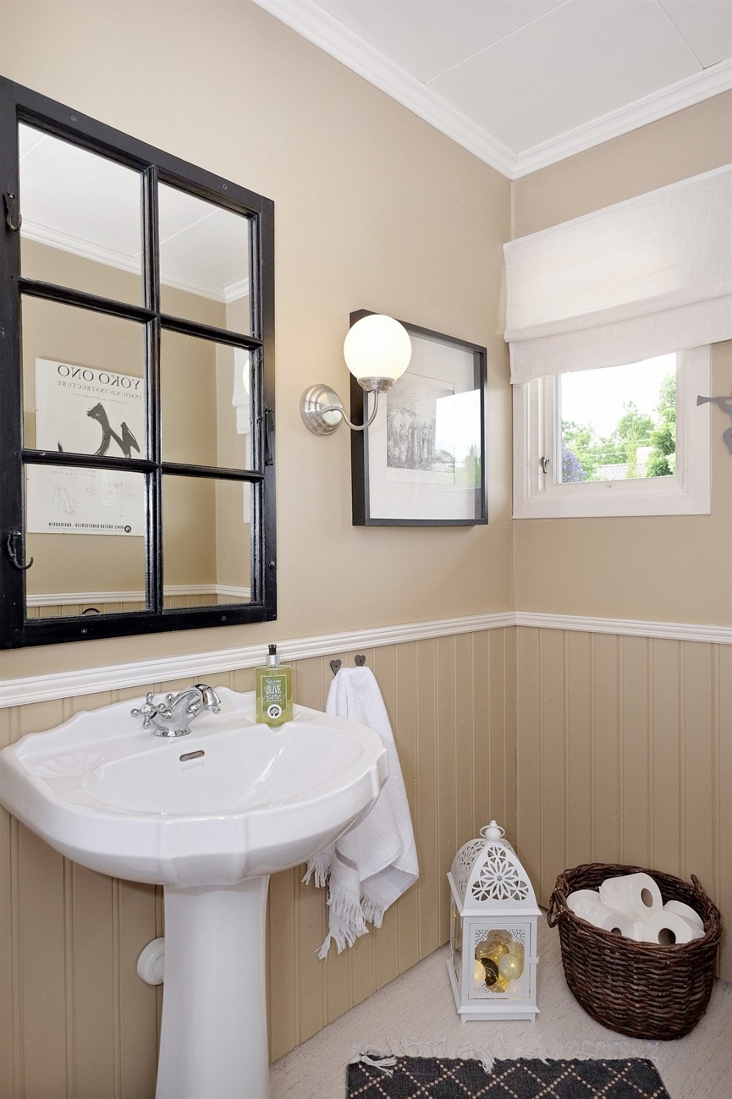 Det er vinylbelegg på gulvet, sluk, pen tapet på veggene og lysmalt tak Galleribilde